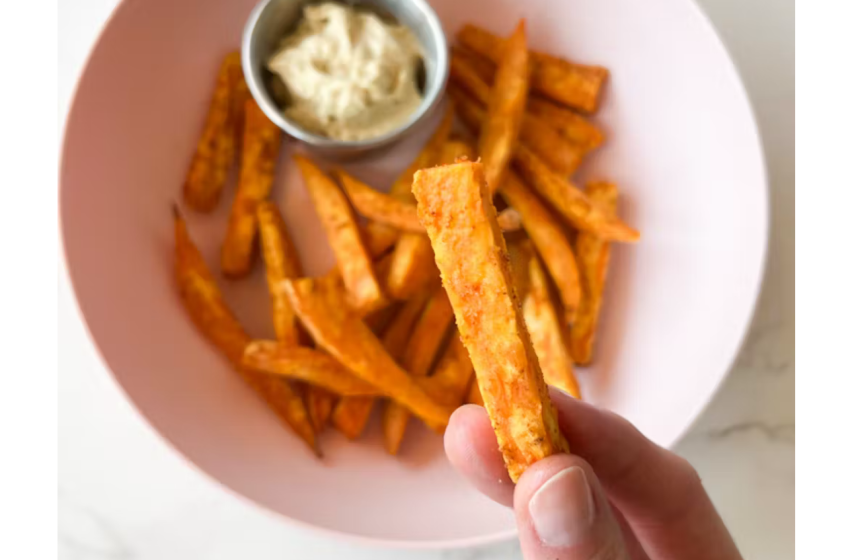 Fırında pişirilmiş tatlı patates dilimleri bebekler için sağlıklı atıştırmalık